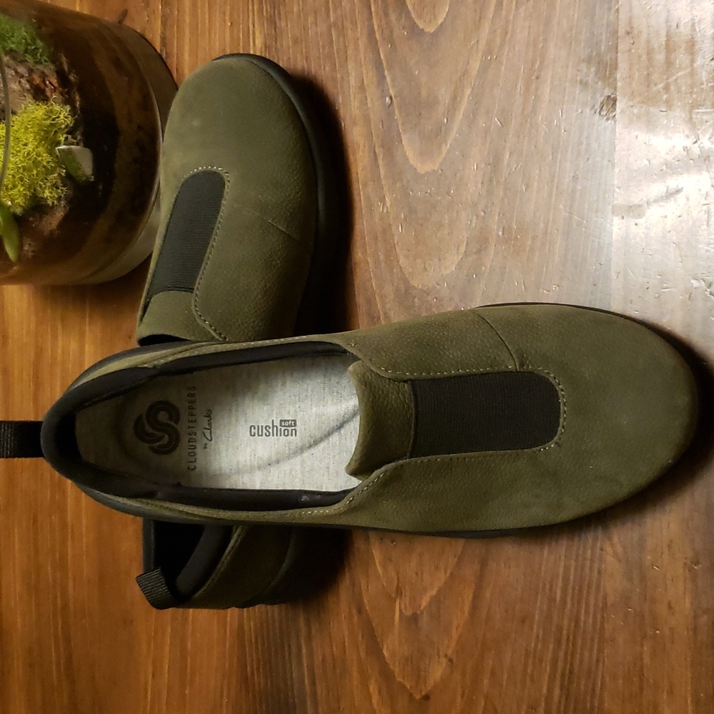 Clarks Cloudsteppers Slip On Shoes.    sz 6